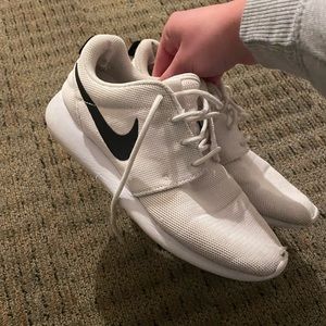 White Nike roshes